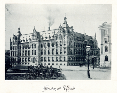 76315 Gezicht op de voor- en zijgevel van het 2e Administratiegebouw van de Staatsspoorwegen te Utrecht (Hoofdgebouw II ...